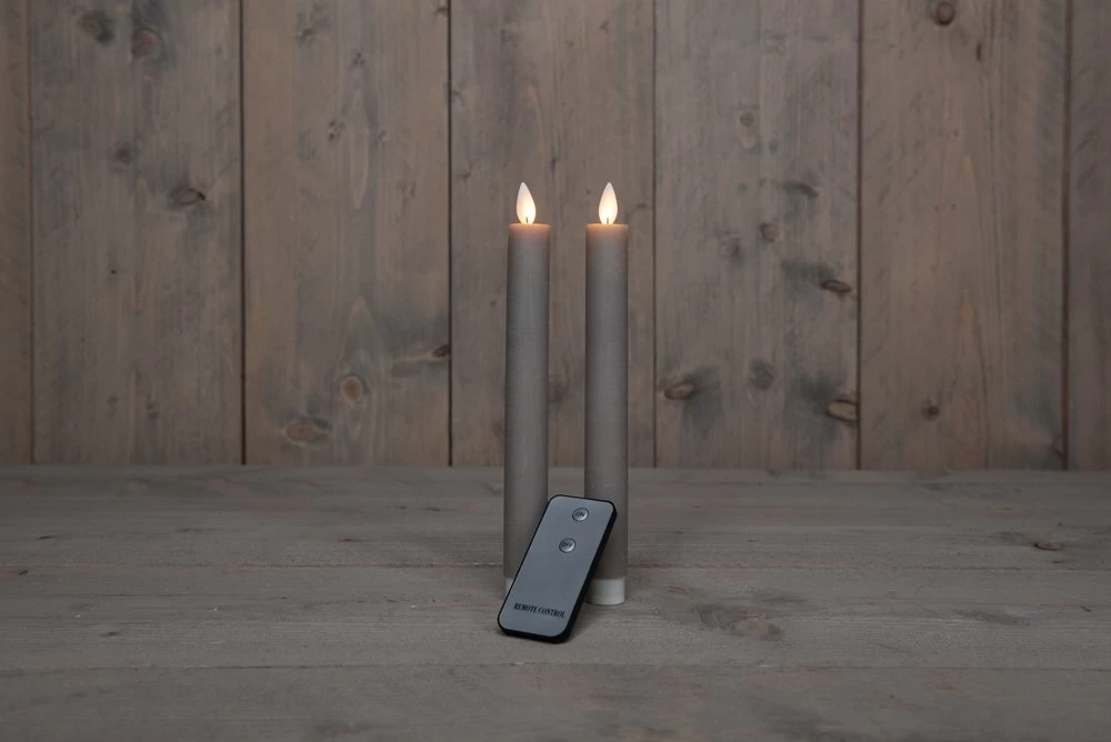 Anna’s Collection 2st. LED Rustiek Wax Diner Kaars Taupe H23 Cm 5 Anna’s Collection 2st. LED Rustiek Wax Diner Kaars Taupe H23 Cm - Afbeelding 3