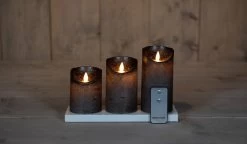 Anna’s Collection 3st. LED Rustiek Wax Stompkaars Antraciet - Ø 7,5 X H 10/12,5/15 Cm -Begin vandaag nog met het creëren van uw ideale thuis! anna s collection 3st led rustiek wax stompkaars antraciet 7 1000x584 6321ddef3d57f l